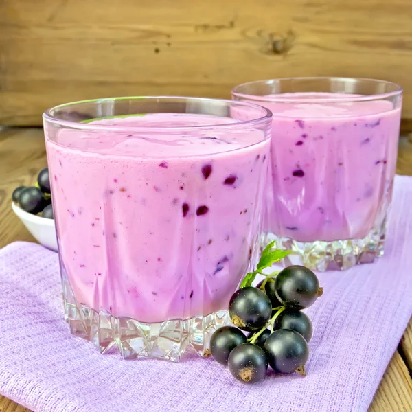 Milchshake mit schwarzen Johannisbeeren auf Serviette — Stockfoto