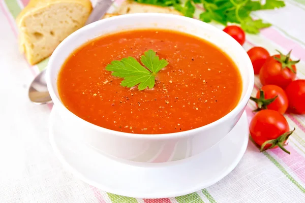 Soupe tomate dans un bol sur une serviette en lin — Photo