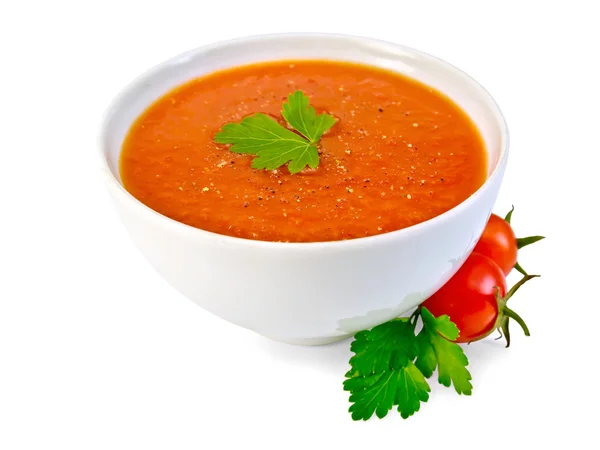 Soupe tomate dans un bol blanc avec persil et tomates — Photo