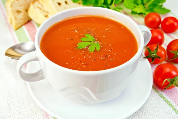 Suppe Tomate mit Paprika in Schüssel auf Leinenserviette — Stockfoto