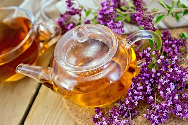 Tee von Oregano in Glas Teekanne an Bord — Stockfoto