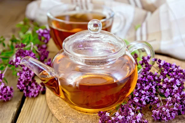 Tee von Oregano in Glas Teekanne an Bord mit Tasse — Stockfoto