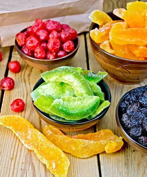 Kandierte Pomelo und Beeren in Schüssel an Bord — Stockfoto