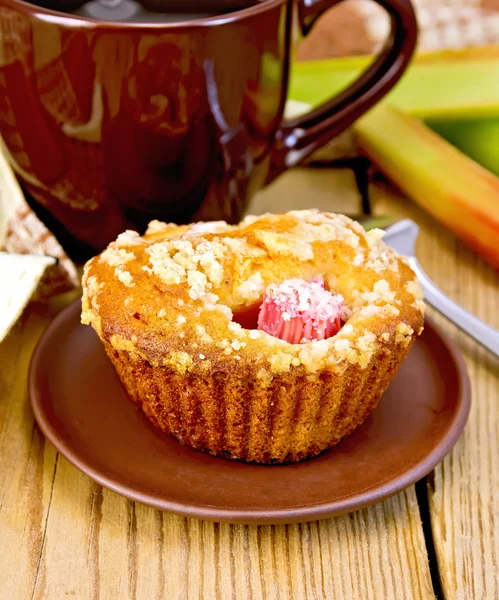 Cupcakes with rhubarb and mug on board — Stock Photo, Image