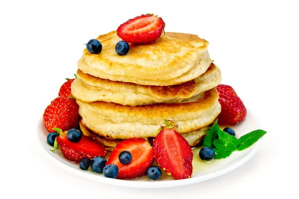 Flapjacks con fresas y arándanos en plato — Foto de Stock