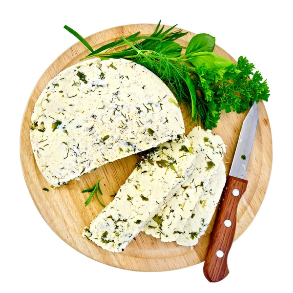 Сыр домашний с ножом и травами на круглой доске — стоковое фото