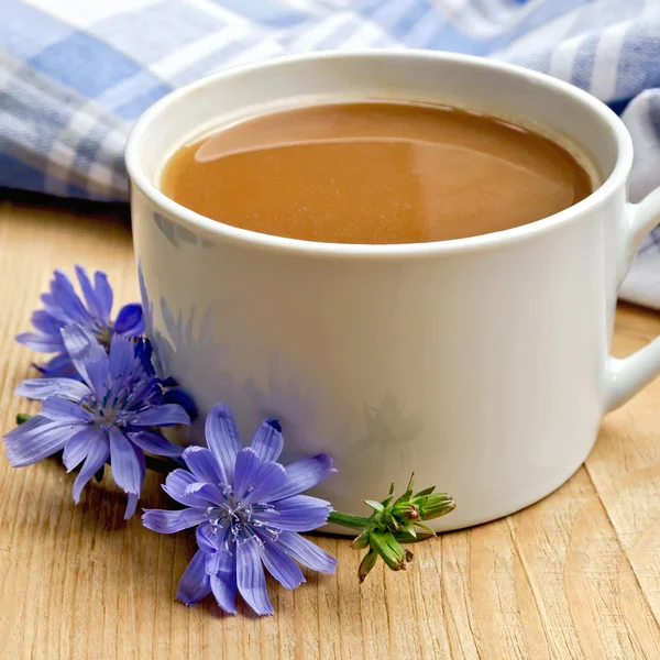 Chicorée-Getränk in weißer Tasse an Bord — Stockfoto