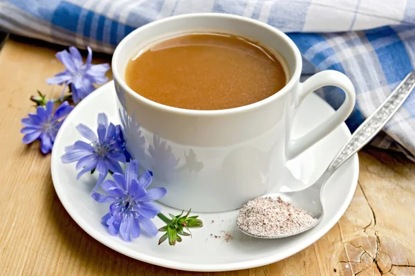 Bebida de chicória em copo branco com flor e colher a bordo — Fotografia de Stock