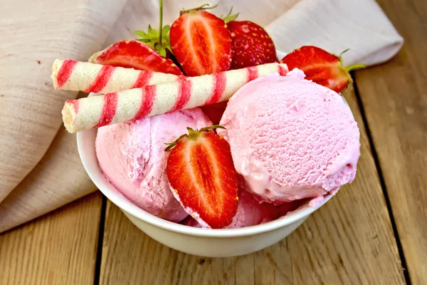 Fresa de helado en tazón con rollos de oblea a bordo —  Fotos de Stock