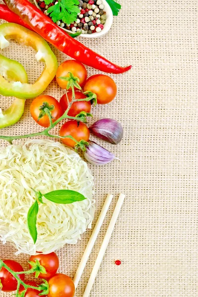 Fideos arroz con verduras varadas en el saqueo —  Fotos de Stock