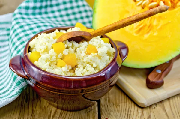 Mijo de gachas con calabaza y cuchara de madera —  Fotos de Stock