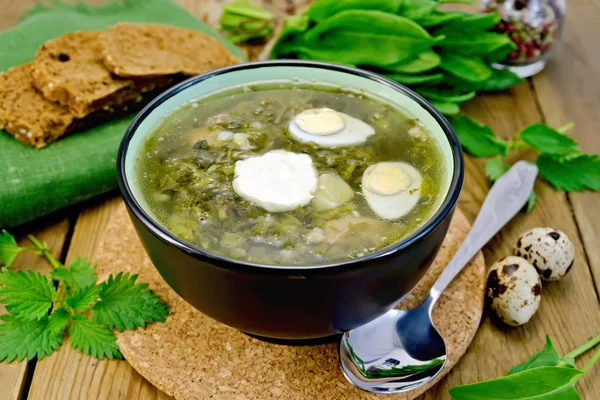 Soup green of sorrel and nettle with quail eggs — Stock Photo, Image