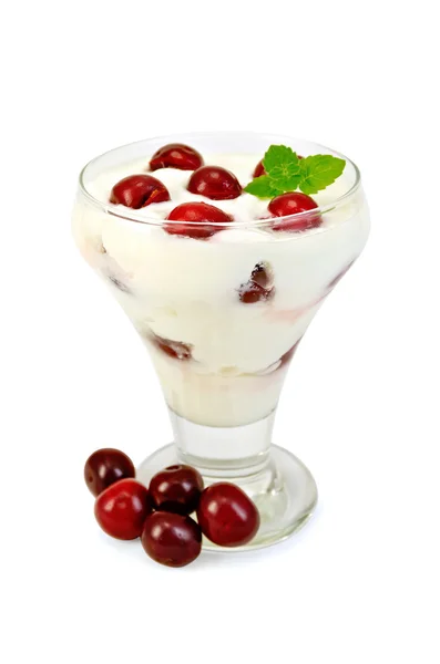 Jogurt tlusté s cherry v skleněnou nádobu — Stock fotografie