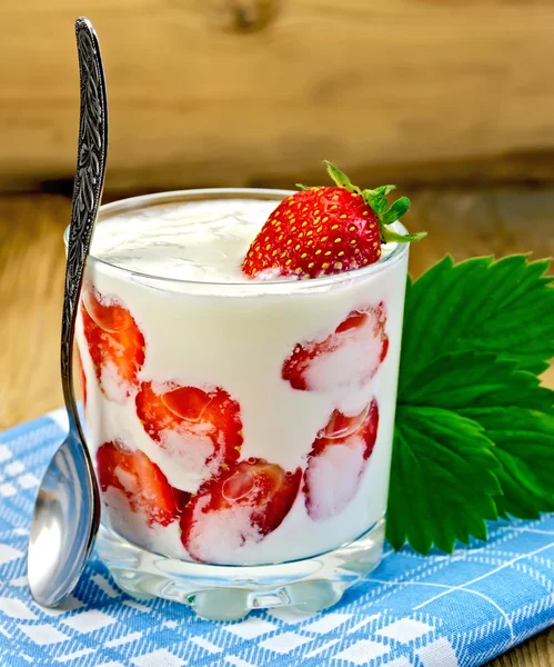 Joghurt dick mit Erdbeeren und Blättern an Bord — Stockfoto