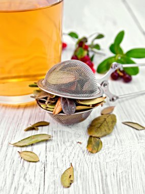 İsveç kirazı yaprak çay ile süzgeç içinde