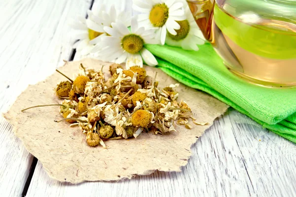 Kamille auf Papier mit Glasteekanne getrocknet — Stockfoto