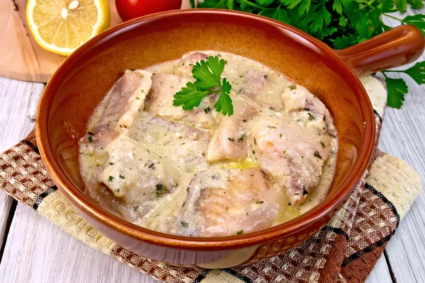 Fischeintopf in Sauce auf Keramikpfanne — Stockfoto