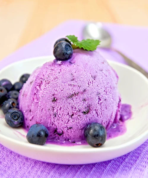 Borůvkový zmrzlinový s mátou v misce na ubrousek — Stock fotografie