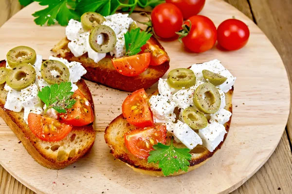 Sandwich with feta and olives on round board — Stock Photo, Image
