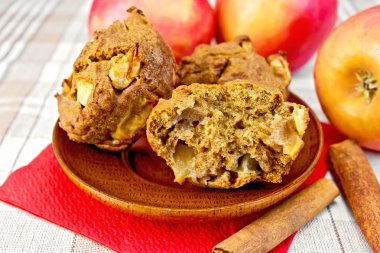 Elma masa örtüsü üzerinde ahşap plaka ile cupcakes çavdar