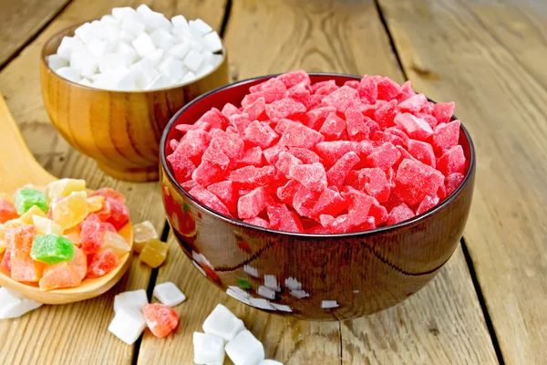 설탕에 절인된 빨간색과 흰색 보드에 그릇에 — 스톡 사진