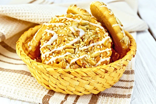 Cookies with sesame and sunflower in wicker bowl — Stock Photo, Image