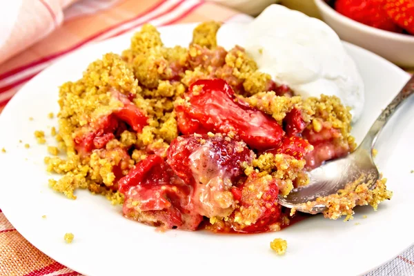 Crumble strawberry in plate with spoon on napkin — Stock Photo, Image