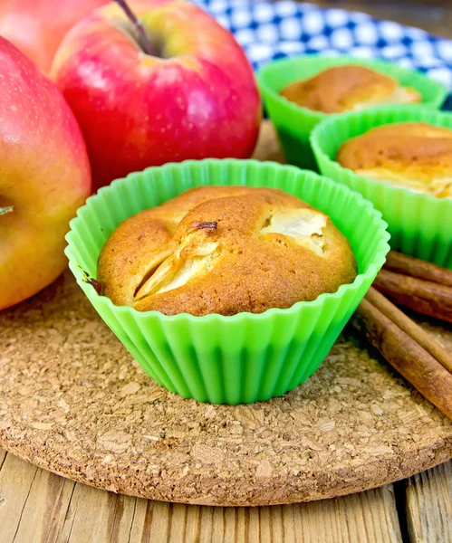Cupcake with apples on board — Stock Photo, Image