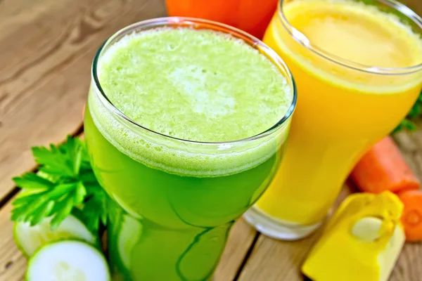 Juice gurka och grönsak i högt glas — Stockfoto