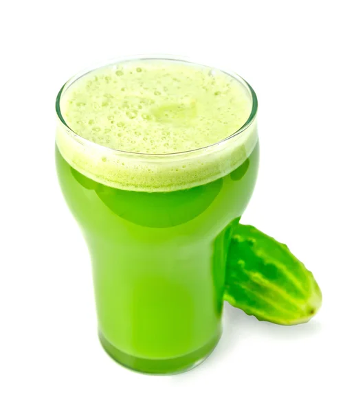 Succo di cetriolo in vetro con cetriolo intero — Foto Stock