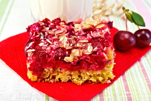 Pastel de cereza sobre servilleta de papel rojo —  Fotos de Stock