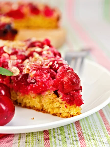 Tarta de cereza sobre mantel —  Fotos de Stock