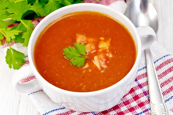 Tomatensuppe mit Stücken auf dem Leuchtbrett — Stockfoto