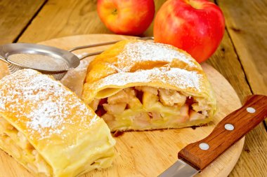 Strudel apple süzgeç ve gemide bıçak ile