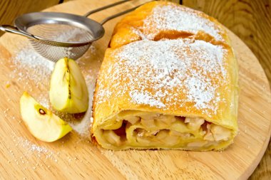 Strudel apple ile süzgeç gemide