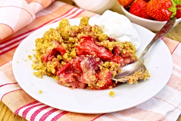 Crumble strawberry in plate on napkin — Stock Photo, Image