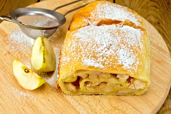 Strudel apple ile süzgeç gemide — Stok fotoğraf