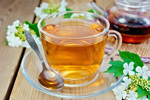 Tee aus Viburnum-Blüten auf Holzbrett — Stockfoto