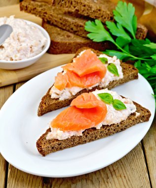 Sandviç somon ve krema ile ekmek parçaları üzerinde