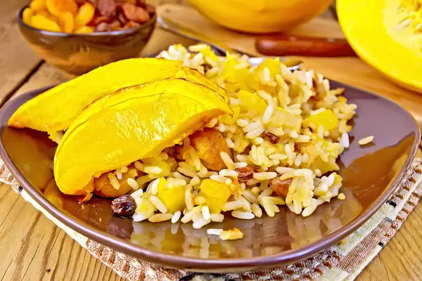 Fruta Pilaf con calabaza en plato marrón a bordo —  Fotos de Stock