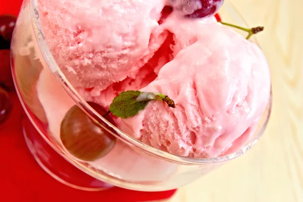 Helado de cereza con bayas en servilleta roja —  Fotos de Stock