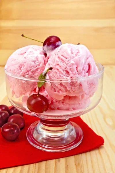 Helado de cereza en servilleta roja y tabla —  Fotos de Stock