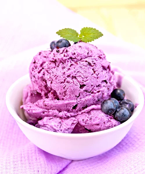Borůvkový zmrzlinový s mátou v misce na fialové ubrousek — Stock fotografie