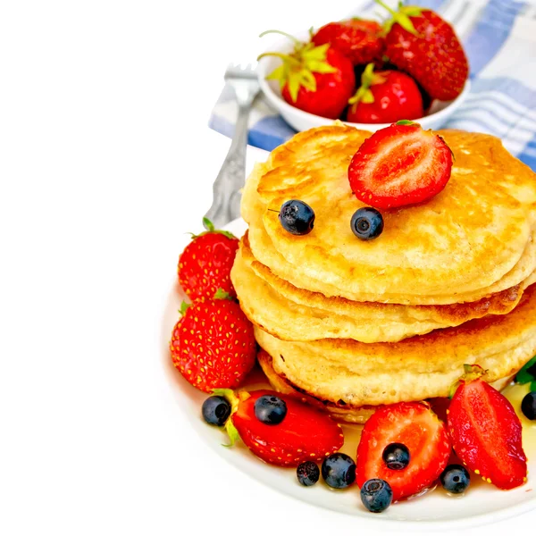 Flapjacks with strawberries and blueberries in bowl with napkin — Stock Photo, Image