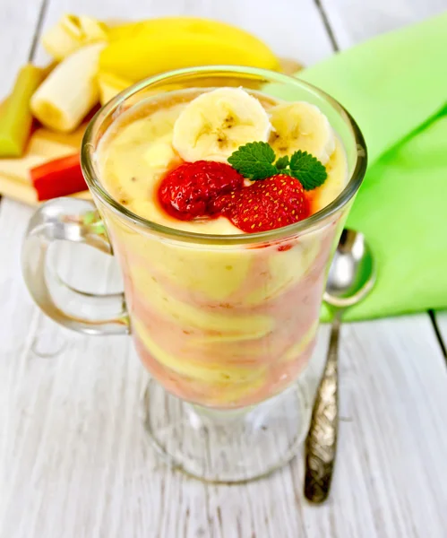 Dessert mjölk jordgubbar och banan ombord med servett — Stockfoto