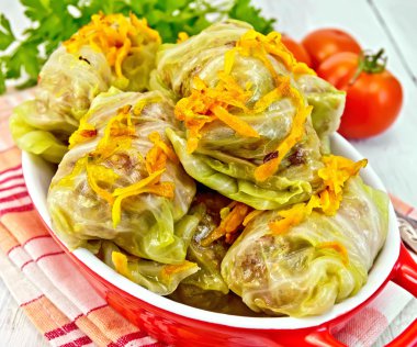 Lahana dolması ve mangal üzerinde kırmızı peçete içinde havuç