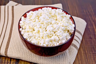 Kahverengi kumaş ahşap kase gemide lor