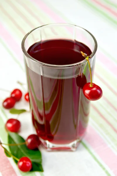 Compote kersen in glas op tafellaken — Stockfoto