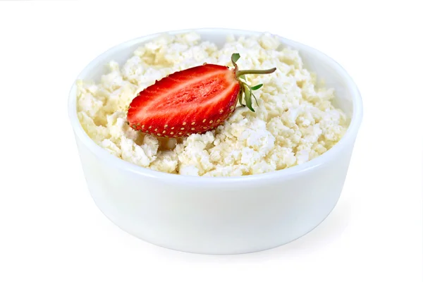 Curd in white bowl with strawberries — Stock Photo, Image