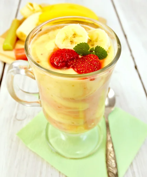 Dessert Milch Erdbeere und Banane auf Papierserviette — Stockfoto